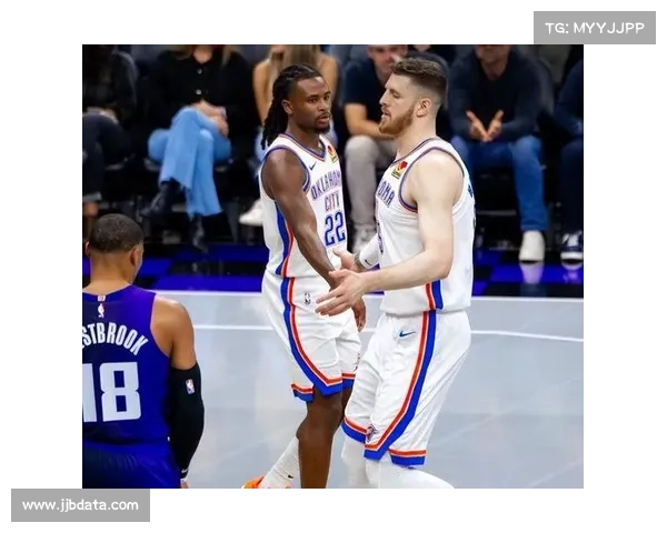 雷霆轻取开拓者,霍姆格伦内线统治力尽显 雷霆轻取开拓者,霍姆格伦内线统治力尽显