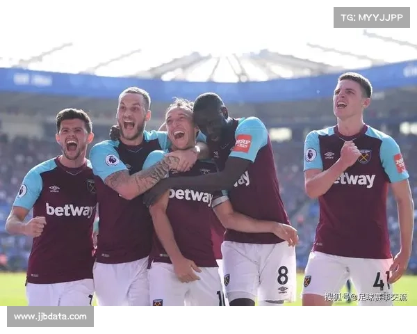 霍芬海姆更衣室狂欢，主帅被泼水庆祝欧冠区在望